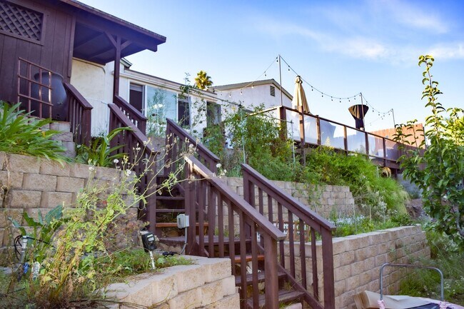 Building Photo - Semi furnished!