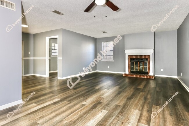 Building Photo - Beautifully Renovated 3 Bedroom 1.5 Bath -...