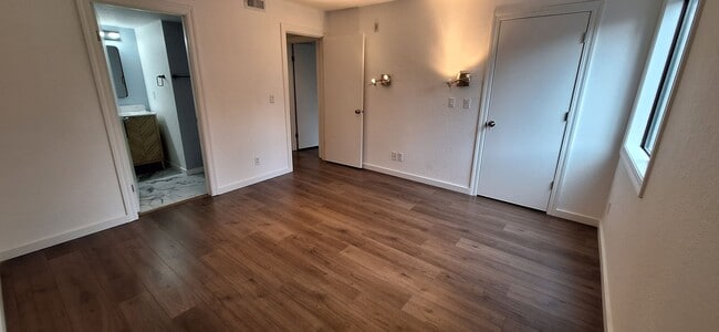 Building Photo - Luxurious 2-Bed, 2-Bath Condo with Spectacular Views and Designer Upgrades in Kirkland!!