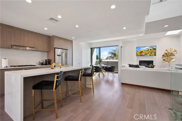 Building Photo - 823 N Fuller Ave