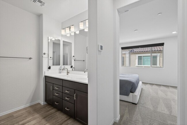 Building Photo - 2629 S Equestrian Dr