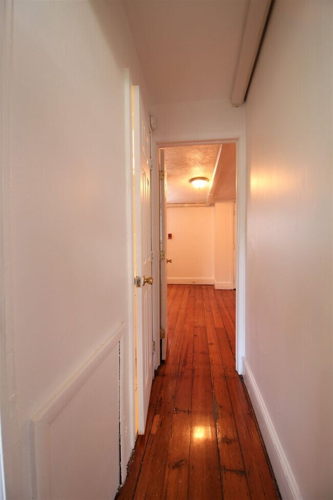 Building Photo - Charming 1 BR w/ Great Natural Light!*Avai...