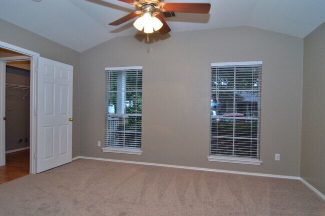 Building Photo - Spacious Home in Plum Creek