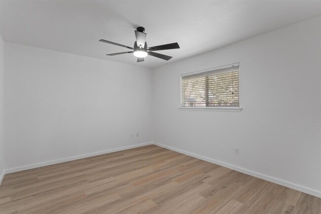 Building Photo - 9730 Anderson Village Dr