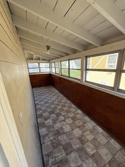 Building Photo - 68 Willow Ave