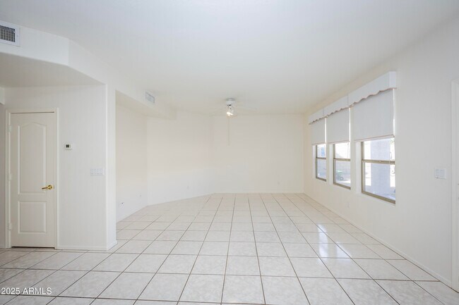 Building Photo - 3844 E Kings Ave