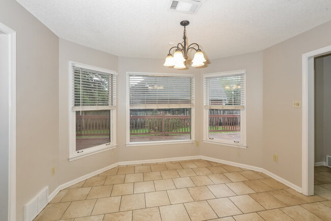 Building Photo - 1960 Maple Creek Dr