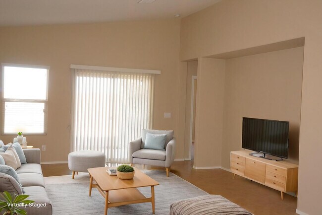 Building Photo - 2656 E Gillcrest Rd