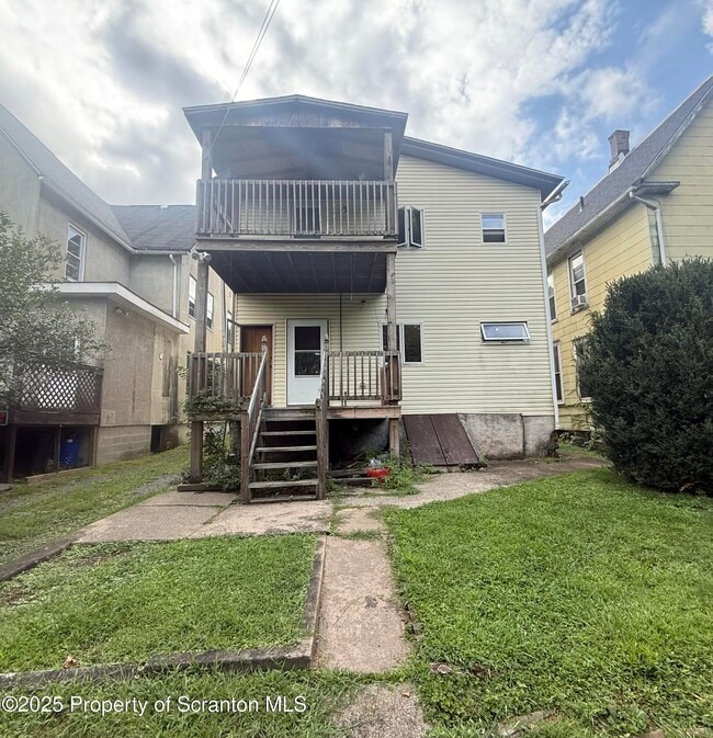 Building Photo - 1349 Capouse Ave