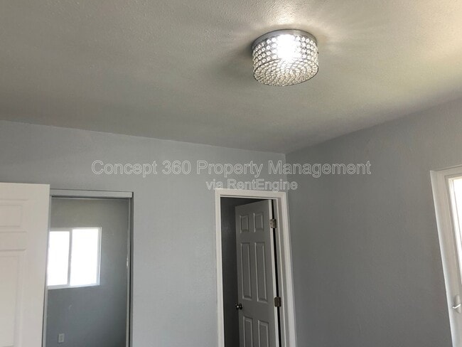 Building Photo - 1910 E 59th St