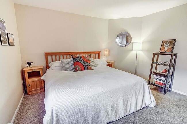 Building Photo - Updated 3bed/3bath! 1 car garage! Heat inc...
