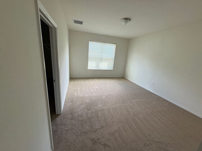 Building Photo - 5 bedroom 3.5 Bath House on Oakland Trails...