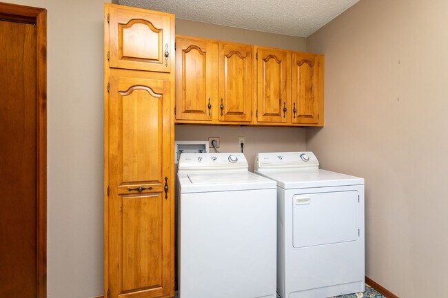 Building Photo - Ranch Style Home Located inside Kissing Camels!