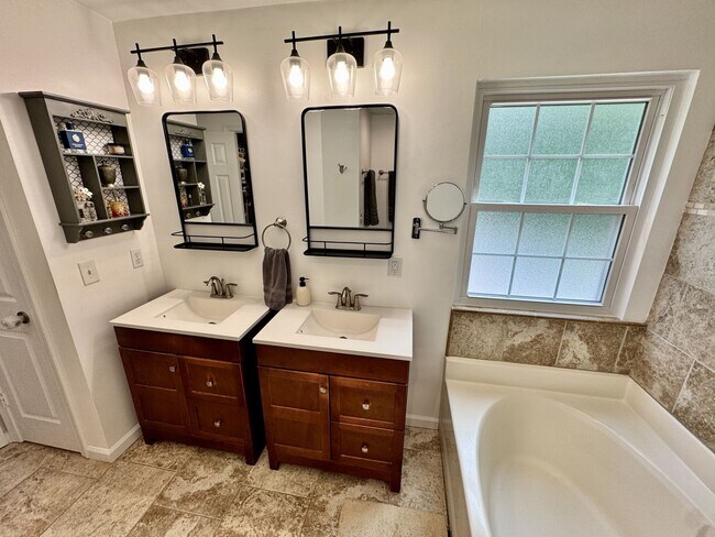 Building Photo - First-Time Rental! Available 08-07-26 - Fenced Yard, Pet Friendly, Attached 2-Car Garage!