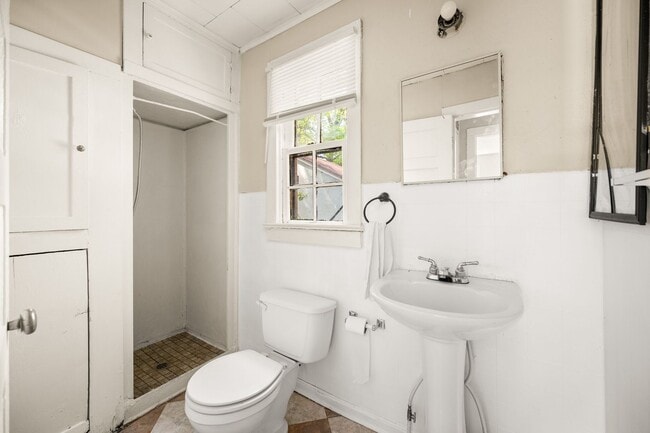 Building Photo - 2404 Orange St