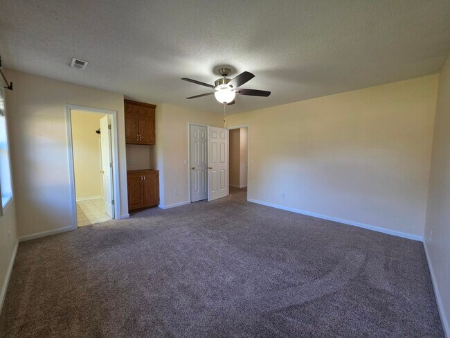 Building Photo - 450 Derek Dr