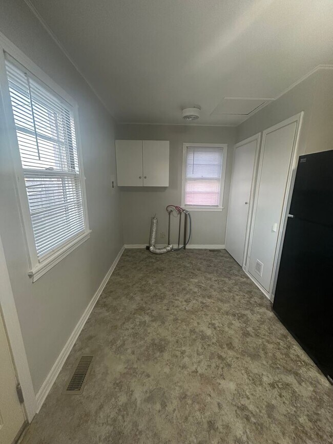 Building Photo - 2 Bedroom, 1 Bathroom House with Detached Garage