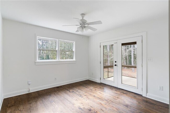 Building Photo - 2468 Ridgeway Dr