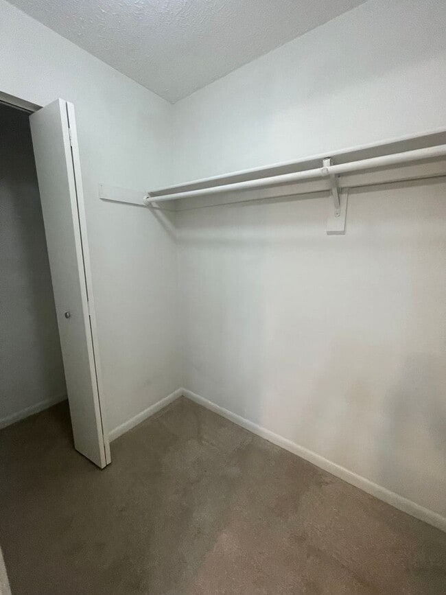 Building Photo - VERY SPACIOUS CONDO ON 3RD FLOOR WITH ELEV...