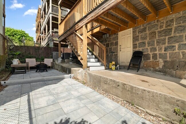 Building Photo - 22 Buttonwood St