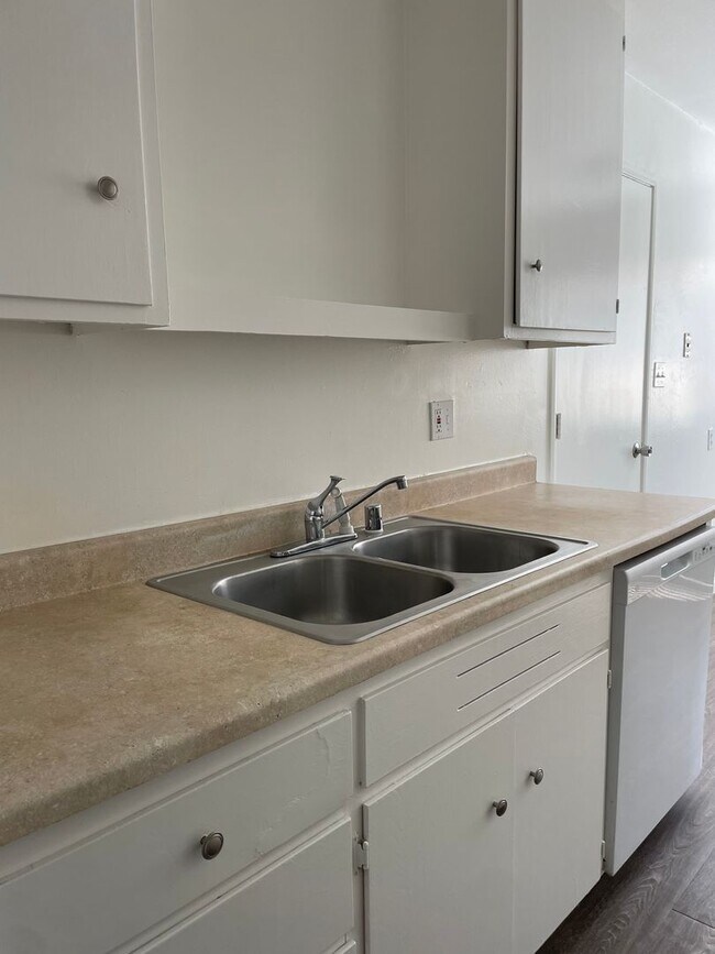 Building Photo - Cozy 3 Bedroom Home