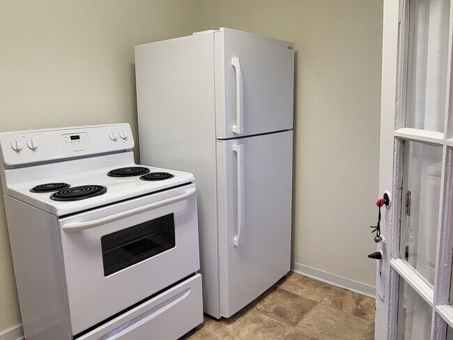 Kitchen Appliances - 339 Arch Ave