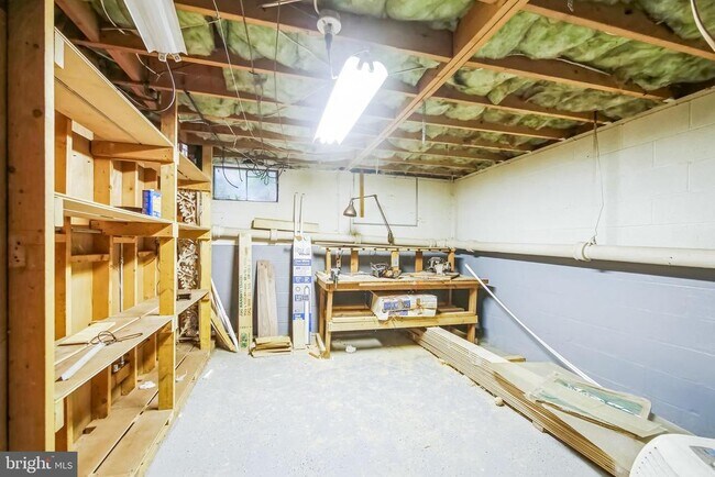 Building Photo - 323 RUSSELCROFT Rd
