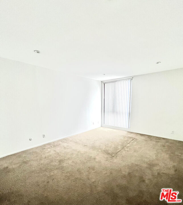 Building Photo - 906 N Doheny Dr