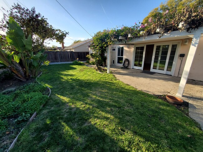 Building Photo - Wonderful Mid Century Home available for lease