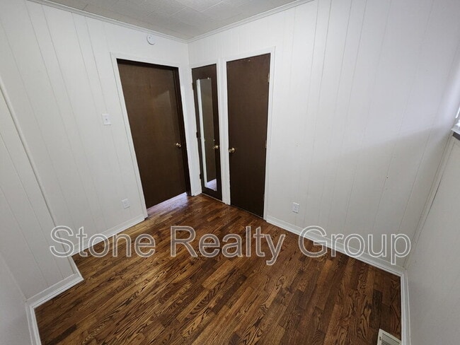 Building Photo - 2419 Layher Ave