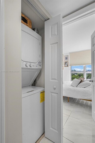 Building Photo - 3500 Mystic Pointe Dr