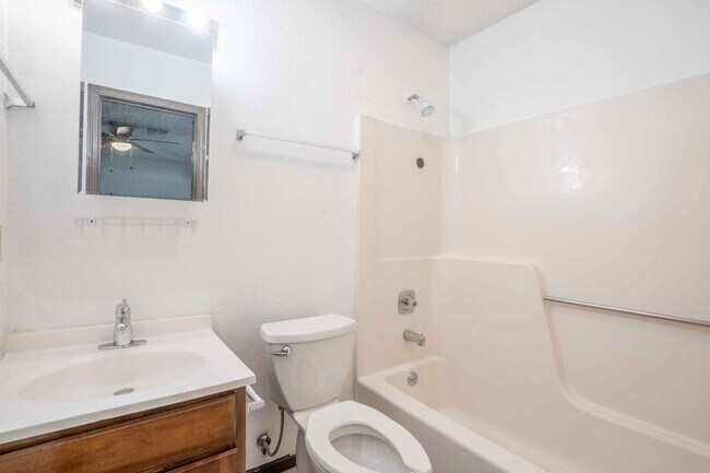 Building Photo - Coming Soon! 2 bed/1 bath!