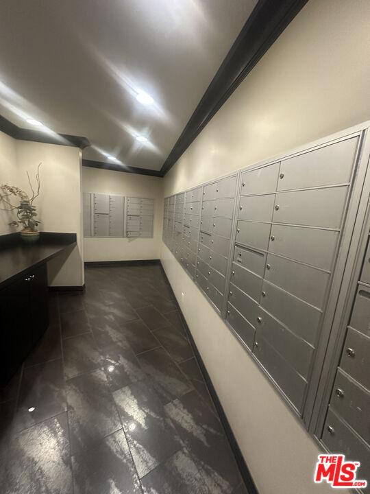 Building Photo - 100 S Doheny Dr