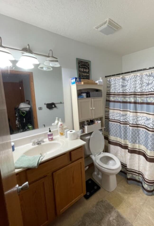 Building Photo - 3 bedroom 3.5 Bathroom Townhouse FOR RENT!!