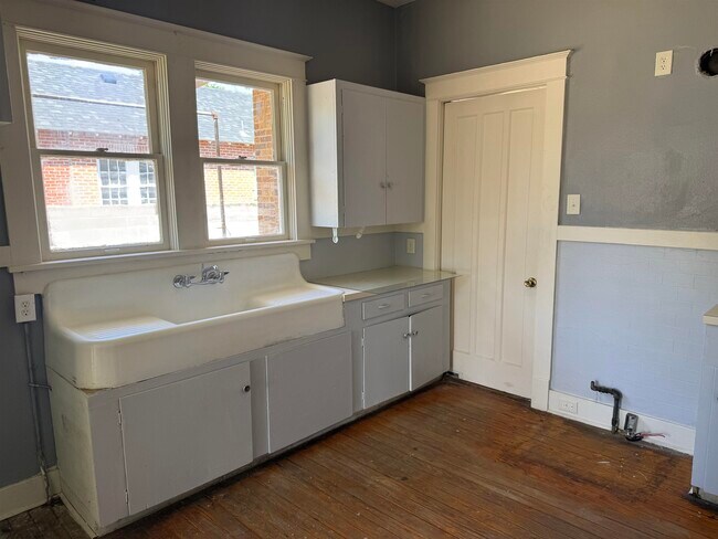 Building Photo - 1319 Mier St