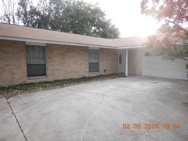 Building Photo - Spacious 4 bedroom 2 bath home in Camelot II