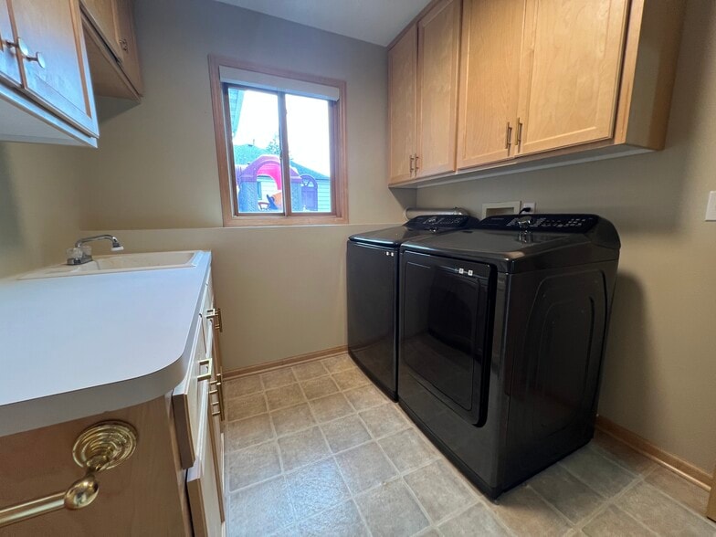 Laundry - 118 S Shannon Dr