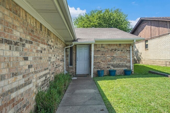 Building Photo - 6819 W Cleburne Rd