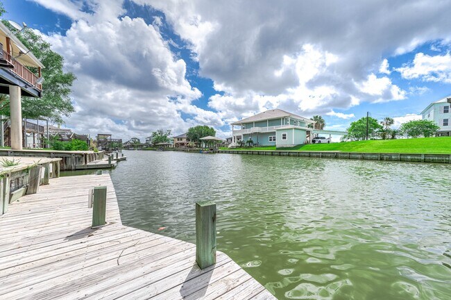 Building Photo - 302 Palm Dr