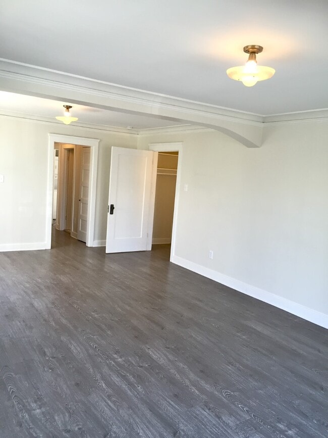 Building Photo - 156 S Catalina St