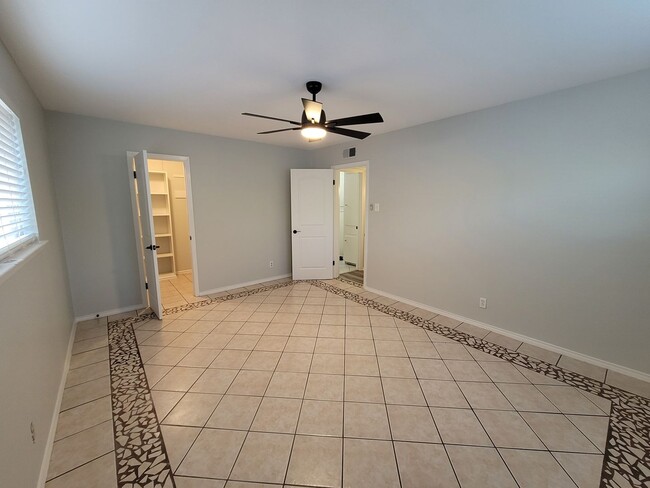 Building Photo - 219 W Silver Sands Dr