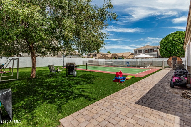 Building Photo - 3000 E Parkview Dr