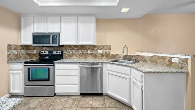 Building Photo - Lovely Upgraded 2-story Townhouse w/ Attached Garage, Guest Bathroom and Fireplace!