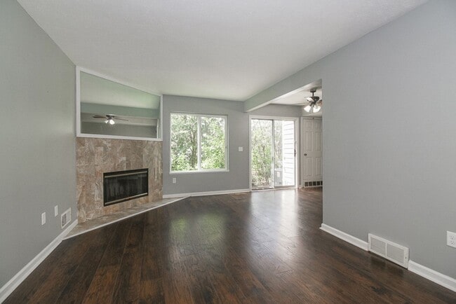 Building Photo - 3 Bedroom/2.5 Bath Westlake!! Condo living...