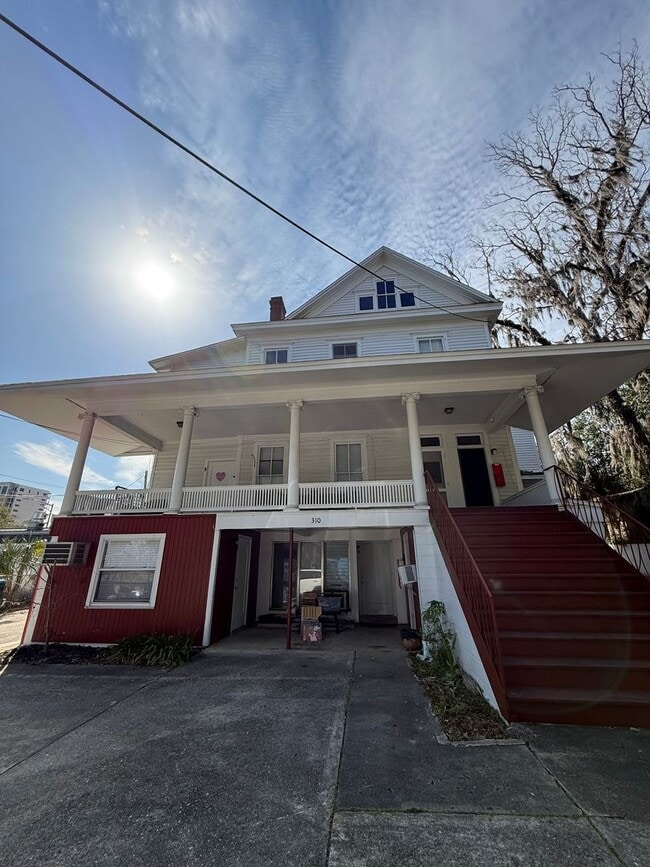 Building Photo - Penthouse Vintage Apartment in Historic Home Near Downtown