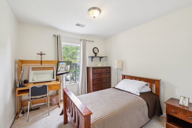 Building Photo - Stunning single-family home filled with th...