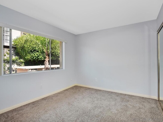 Building Photo - 6868 Hyde Park Dr