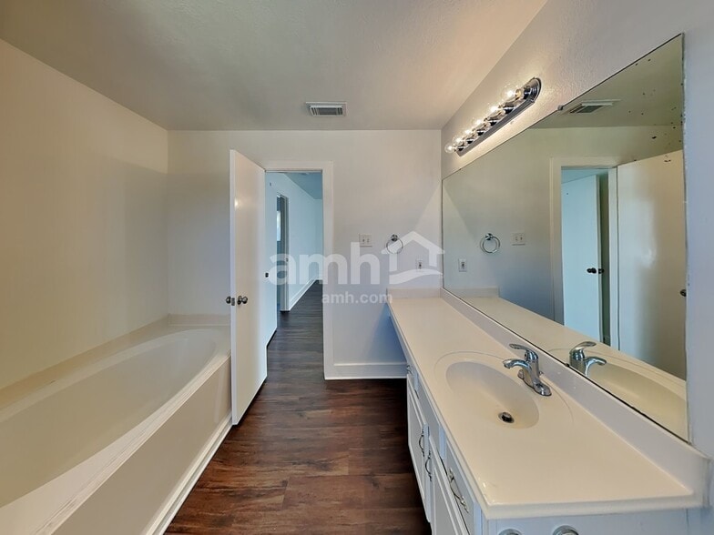 Building Photo - 5011 Westfield Village Dr