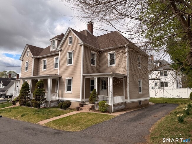 Building Photo - 10 Short St