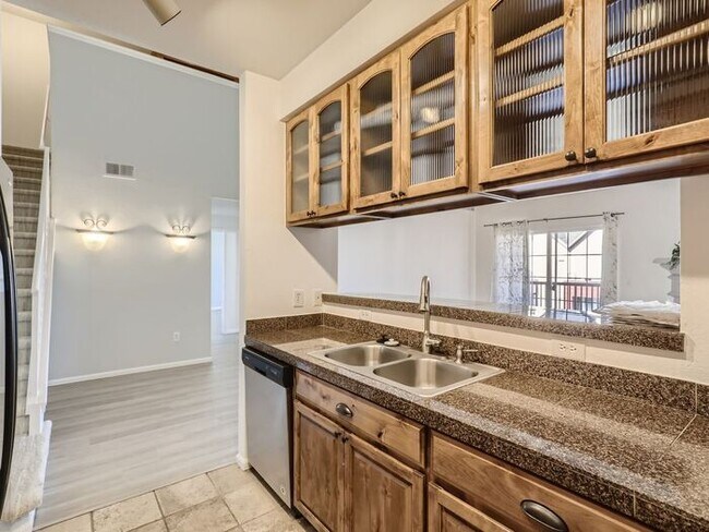 Building Photo - Stunning 2 bedroom 2 bath with loft in Aurora!